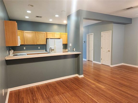 5th image of 16 Brandon Hall Dr APT A