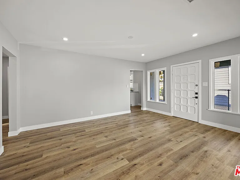 5465 S Victoria Ave — Photo 8