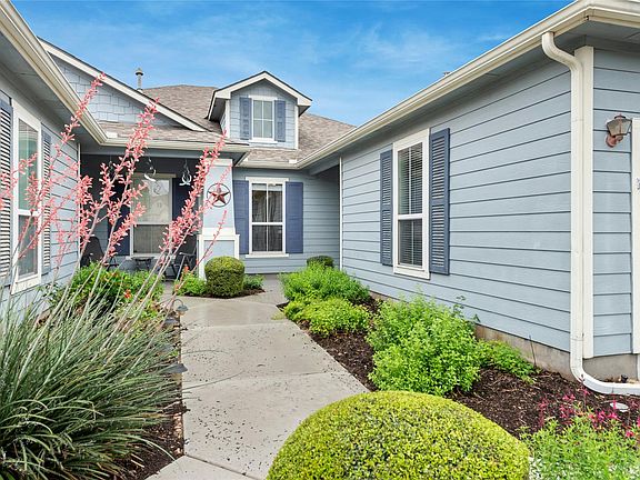 3rd image of 111 Hampton Cir