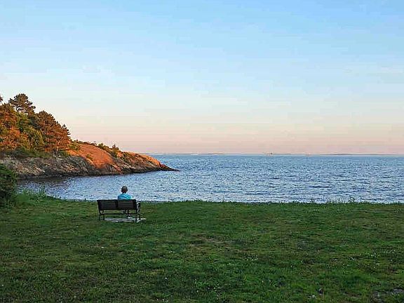 Baileys Hill at bottom of street