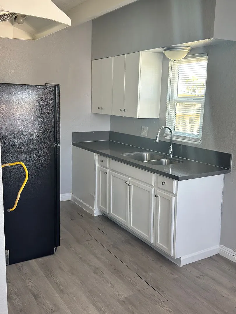 216 W Philadelphia Ave — Photo 2