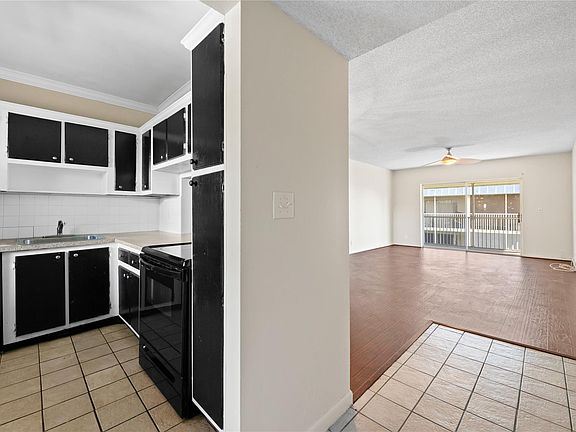 4th image of 2980 Riverside Drive #324