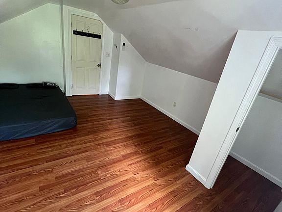 3rd image of 16 Hume Ave