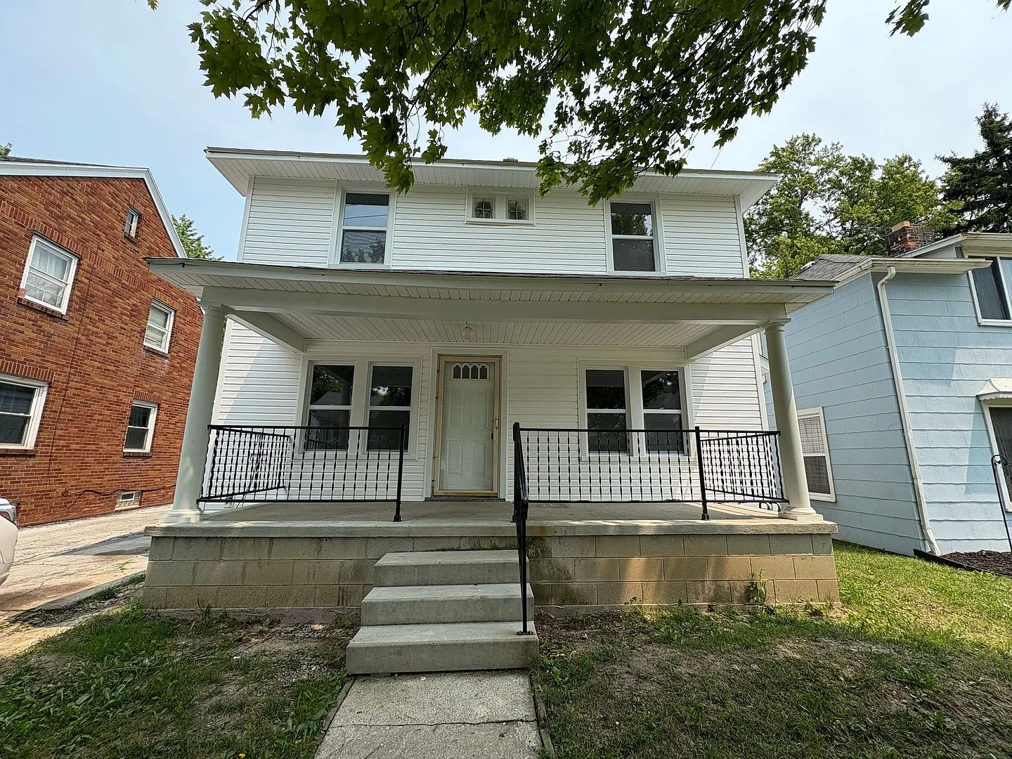 Bright & Spacious 4 Bedroom Home for Rent — Photo 1