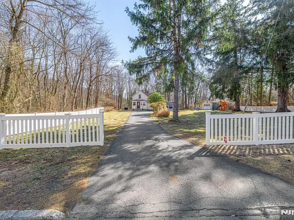 23 Colfax Dr, Ringwood, NJ 07456