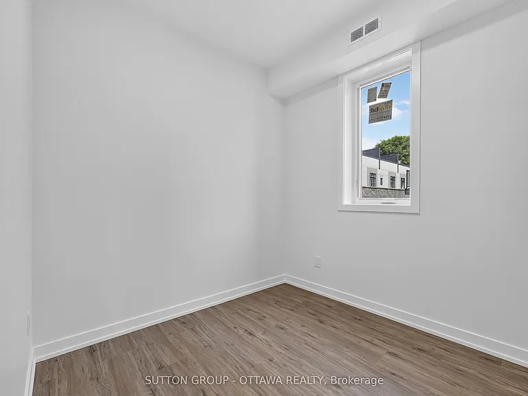 944 Woodroffe Ave — Photo 10