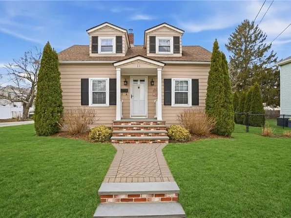 11 Tampa St, West Warwick, RI 02893