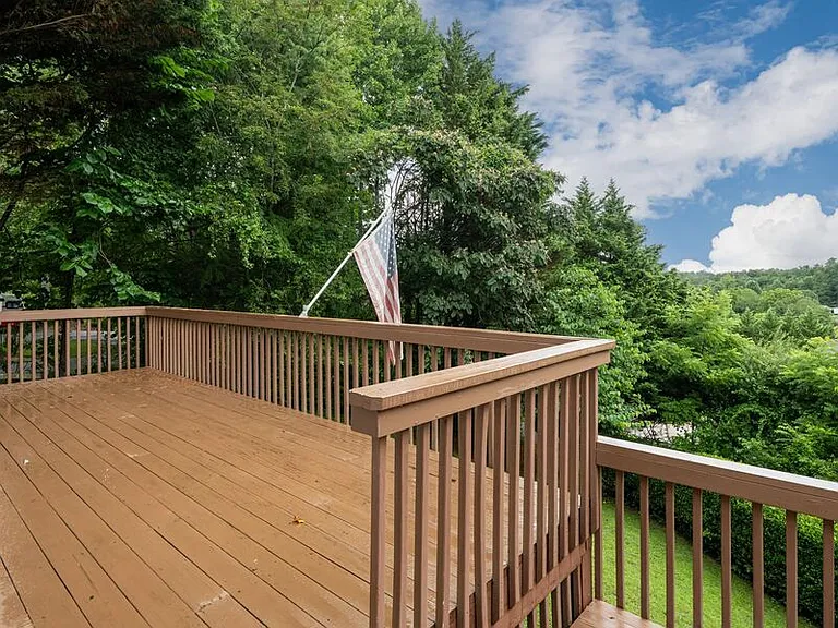 15 Tiffany Ln — Photo 4