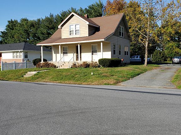 Front view with driveway