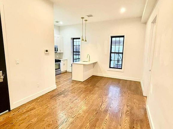 4th image of 855 Rogers Ave #2