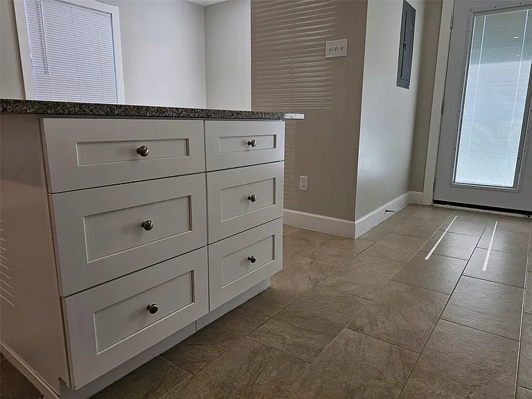3332 Blodgett St — Photo 7