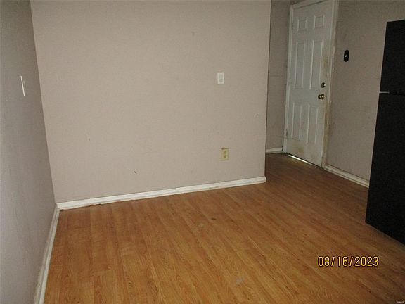 4th image of 9737 Flora Ave