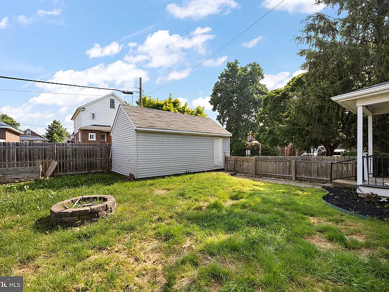 101 Curtis Ave — Photo 17