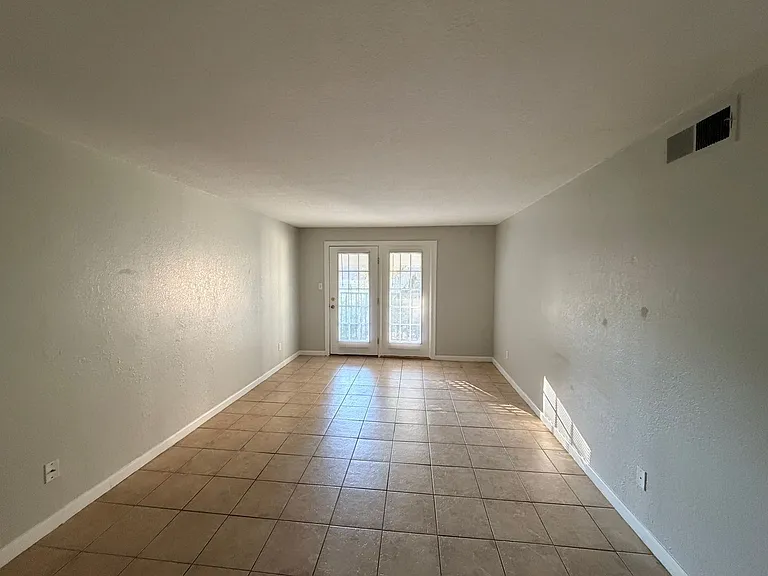 1616 E Moore St — Photo 4