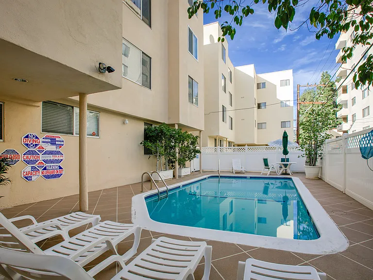 Beverly Hills Dorchester — Photo 9
