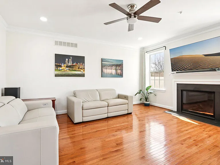 1035 Thorndale Dr — Photo 13