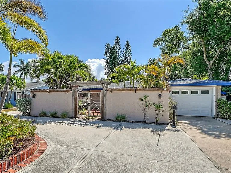 1127 S Osprey Ave — Photo 3