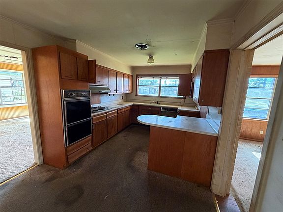 2nd image of 915 Pine Tree Dr