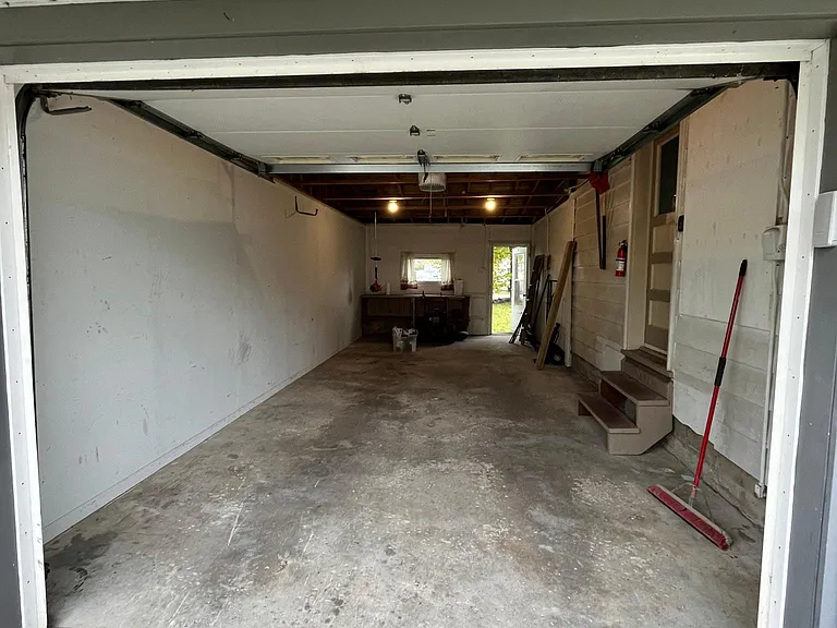 Garage, 1 car very deep