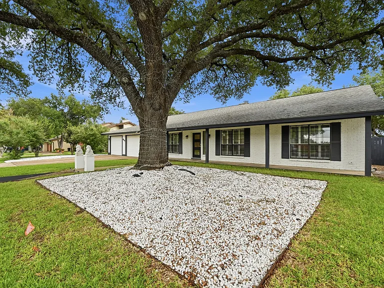 4805 Greystone Dr — Photo 22