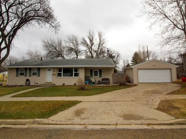 2105 Crescent Dr NW, Minot, ND 58703