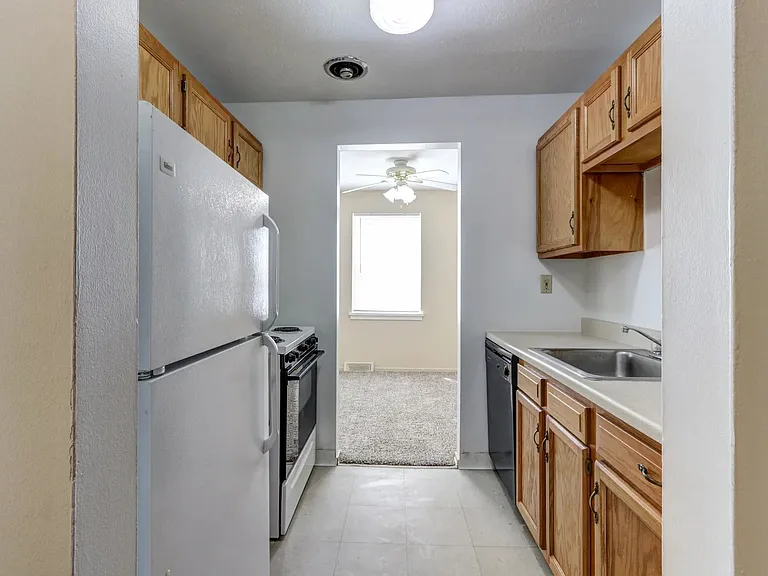 Ellacott Parkway Apartments — Photo 41
