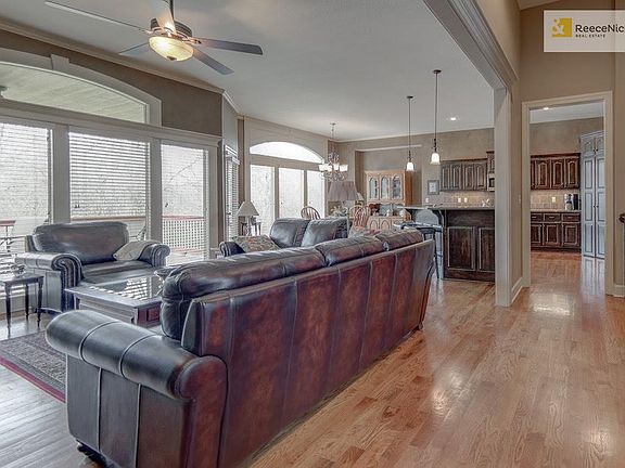 Open plan with lots of natural daylight  Great for entertaining!