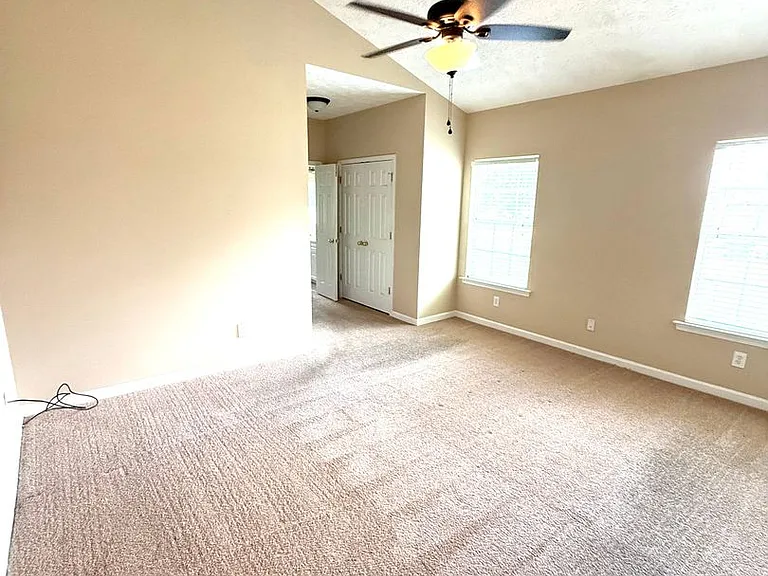 9400 Colleton Ct — Photo 7