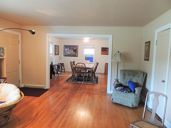 3rd image of 217 Holly St
