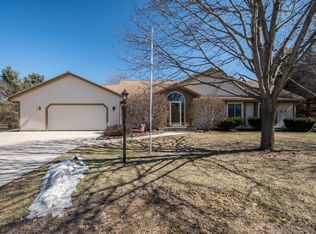 W275S2084 Fenway Dr N, Waukesha, WI 53188