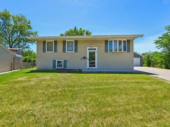 26 Hawthorne Ln, Streamwood, IL 60107