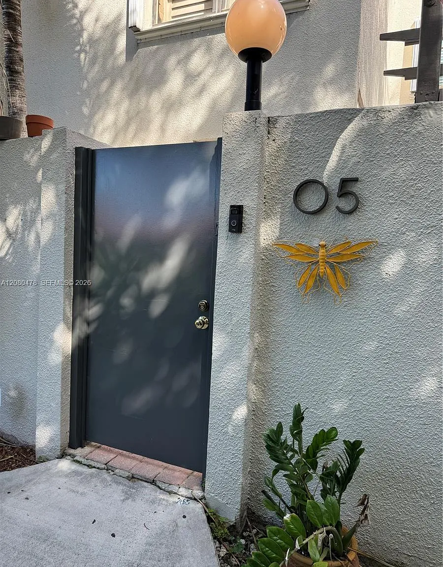 Oasis No Four Condo — Photo 2