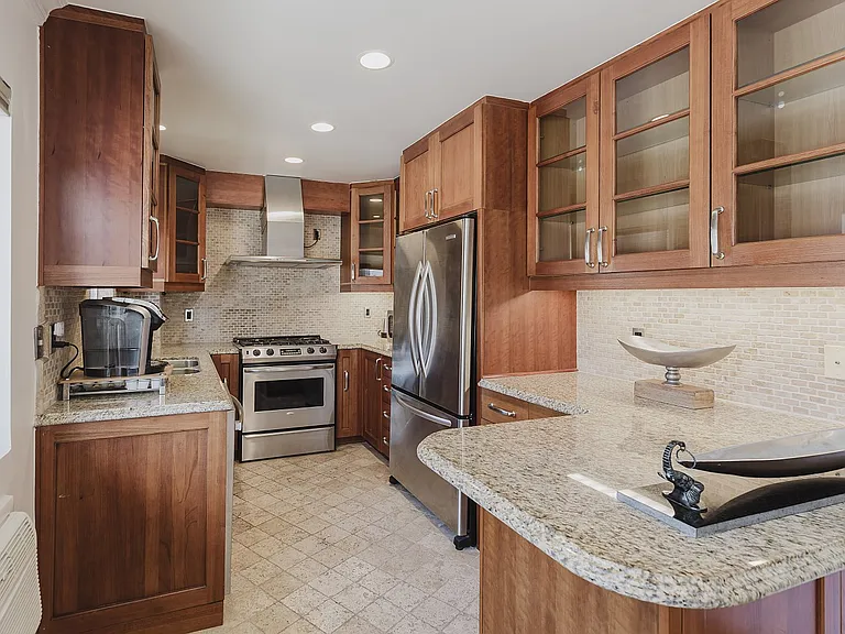 1154 S Barrington Ave — Photo 9