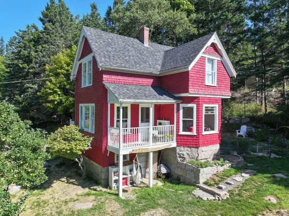 9 Cottage Lane, Stonington, ME 04681