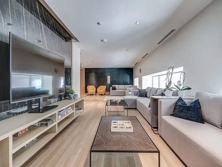 133 Bronte Rd — Photo 32