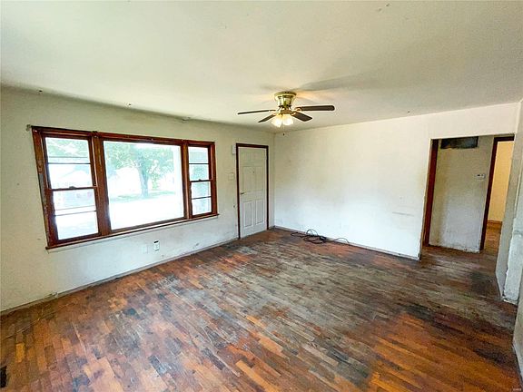 4th image of 904 S Hickory St
