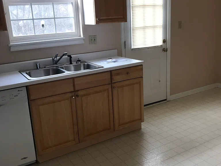 220 Pepperhill Dr — Photo 4