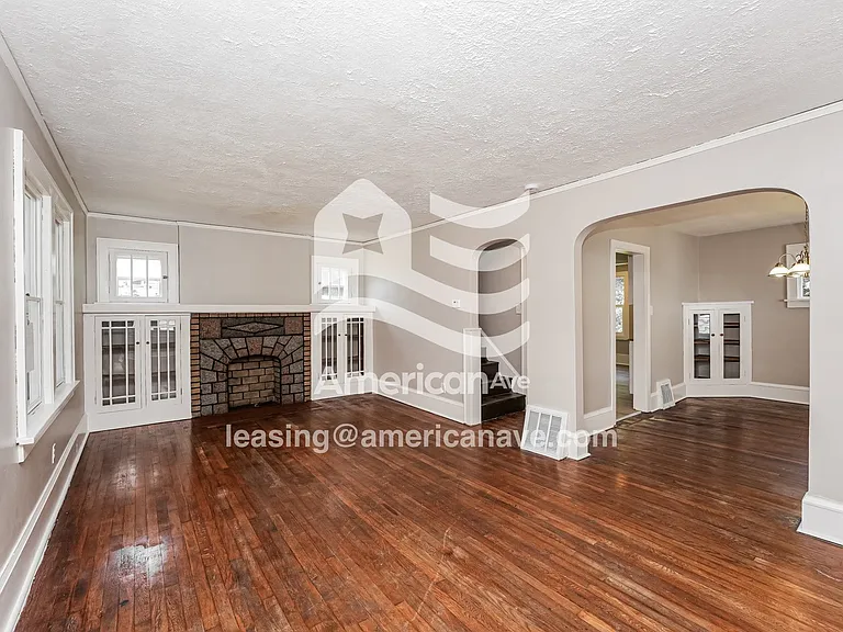 607102_002_living_room_2.jpg
