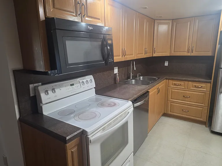 959 SE 2nd Ave #105 — Photo 19
