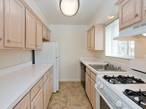 Kitchen with classic appliances