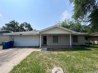 1104 Yellowstone Dr, Beeville, TX 78102