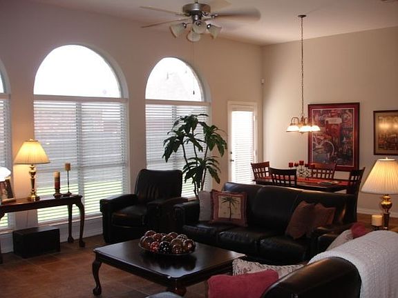 living area off kitchen with breakfast area