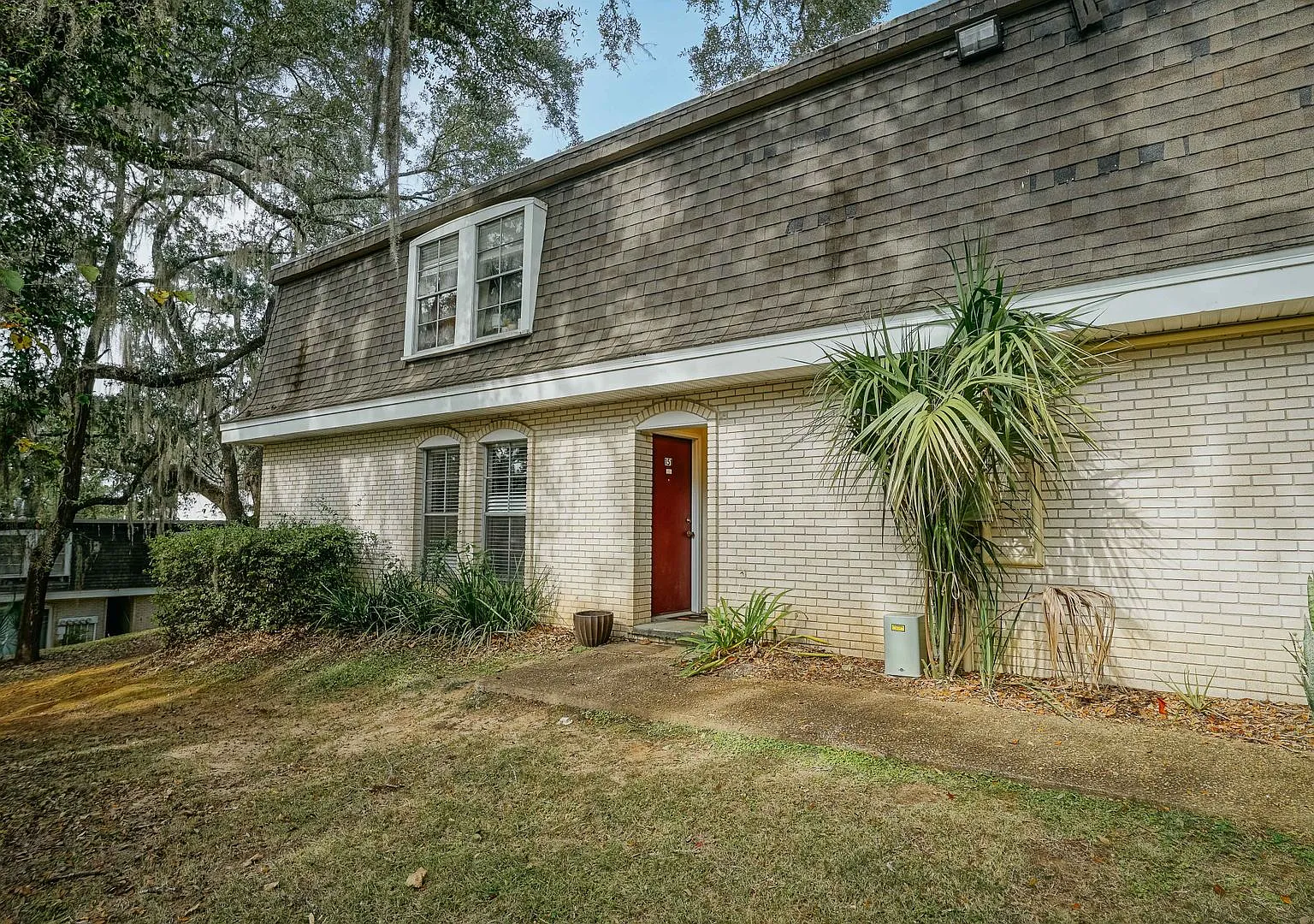 Super Cute 2 bed 2 bath property — Photo 1