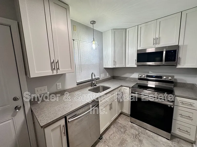 1093 N Main St — Photo 3