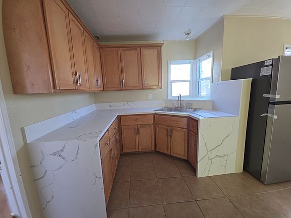 2nd image of 557 W Oldfield St #1