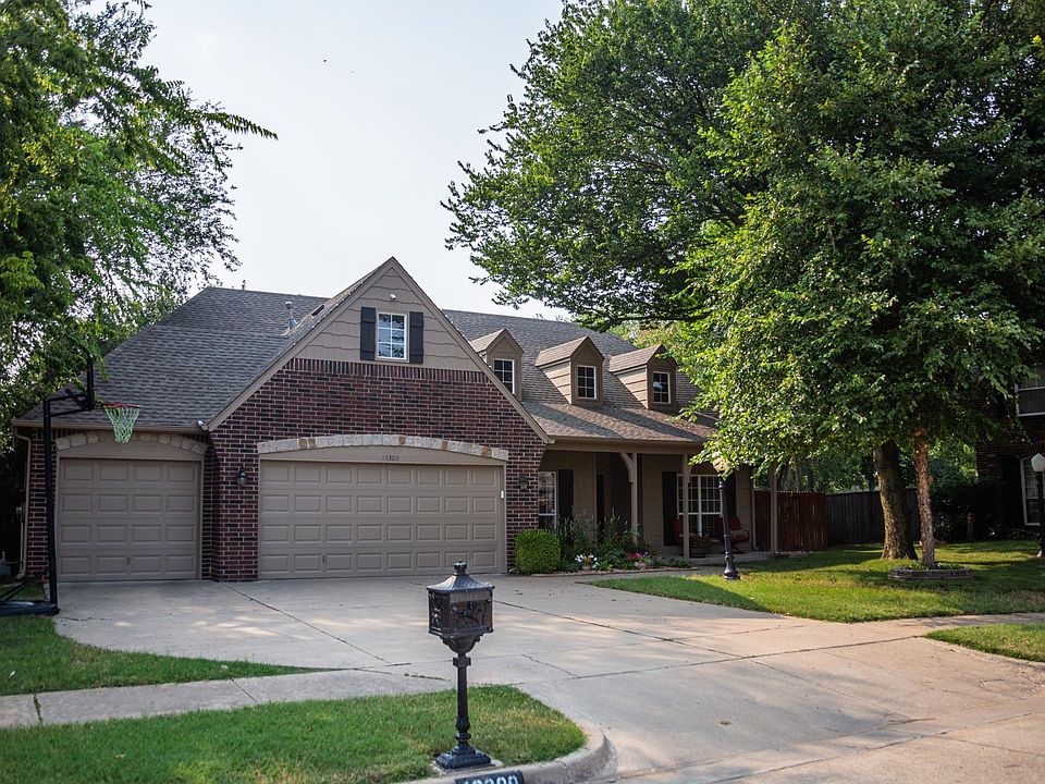 End of cul-de-sac with 3 car garage and new exterior paint