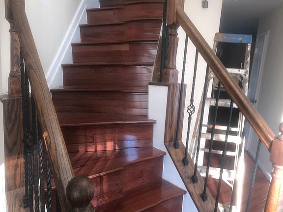 STAIRWAY TO SECOND LEVEL