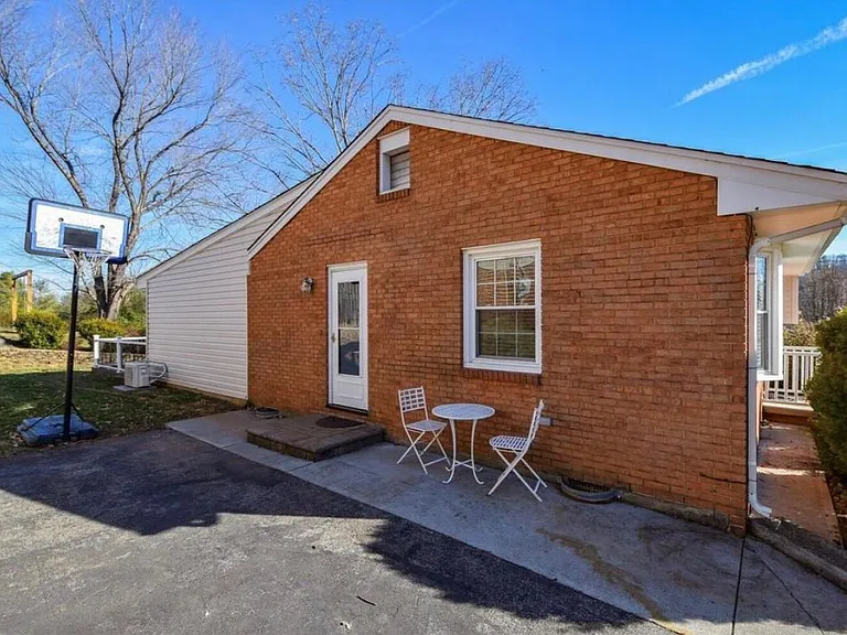 4538 Vest Dr — Photo 2
