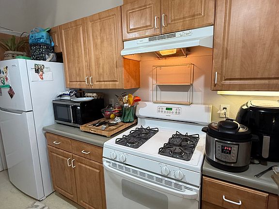 4th image of 204 W Grand Ave #L