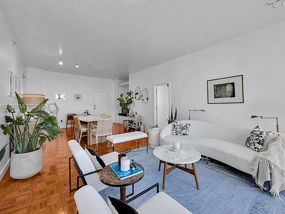 3rd image of 90 Edgewater Dr #Penthouse 25